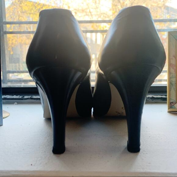 Vintage 90s Kitten Heels | Black Leather Leopard Medallion | Size 8.5 - Picture 4 of 6